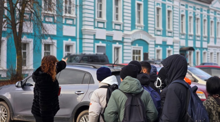 В Вышнем Волочке полицейские вместе с общественниками провели для школьников экскурсию по городу