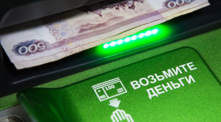 Продавец из Вышнего Волочка сняла с оставленной в магазине карты 105 тысяч рублей