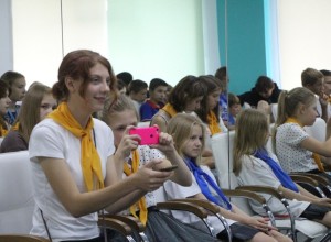 В оздоровительном лагере «Чайка» Вышневолоцкого округа в рамках медиасмены прошел образовательный интенсив для юных журналистов