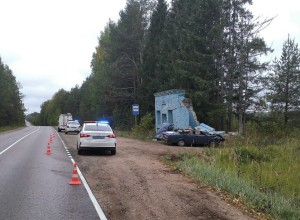 В Вышневолоцком городском округе машина врезалась в остановку, водитель погиб
