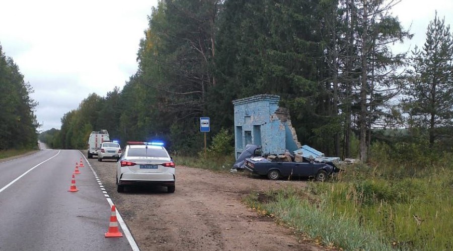 В Вышневолоцком городском округе машина врезалась в остановку, водитель погиб