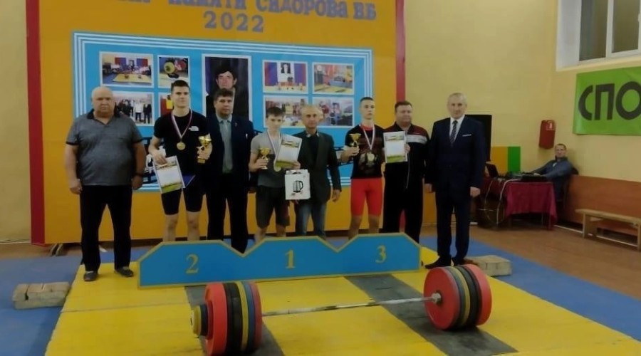 Вышневолоцкие спортсмены заняли призовые места на турнире по тяжёлой атлетике в Новгородской области