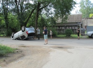 На Горке в Вышнем Волочке перевернулся автомобиль, который объезжал кошку