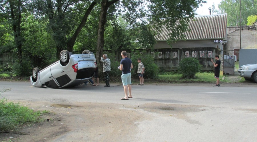 На Горке в Вышнем Волочке перевернулся автомобиль, который объезжал кошку