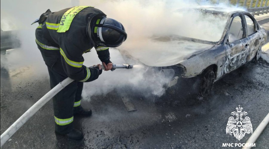 В Вышневолоцком районе на М-11 загорелся легковой автомобиль