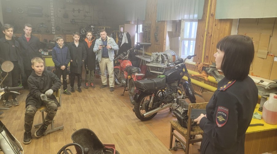 Сотрудник Вышневолоцкой госавтоинспекции посетил ребят из мотокружка