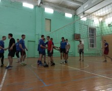 В спортивном зале Солнечный Вышневолоцкого городского округа прошла товарищеская встреча по волейболу