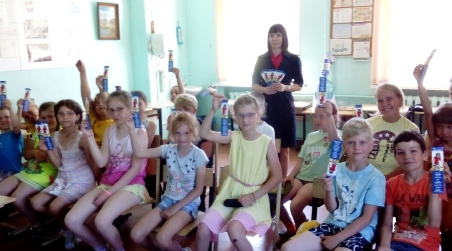 В период летних каникул дорожные полицейские проводят занятия с детьми в летних пришкольных лагерях Вышневолоцкого городского округа